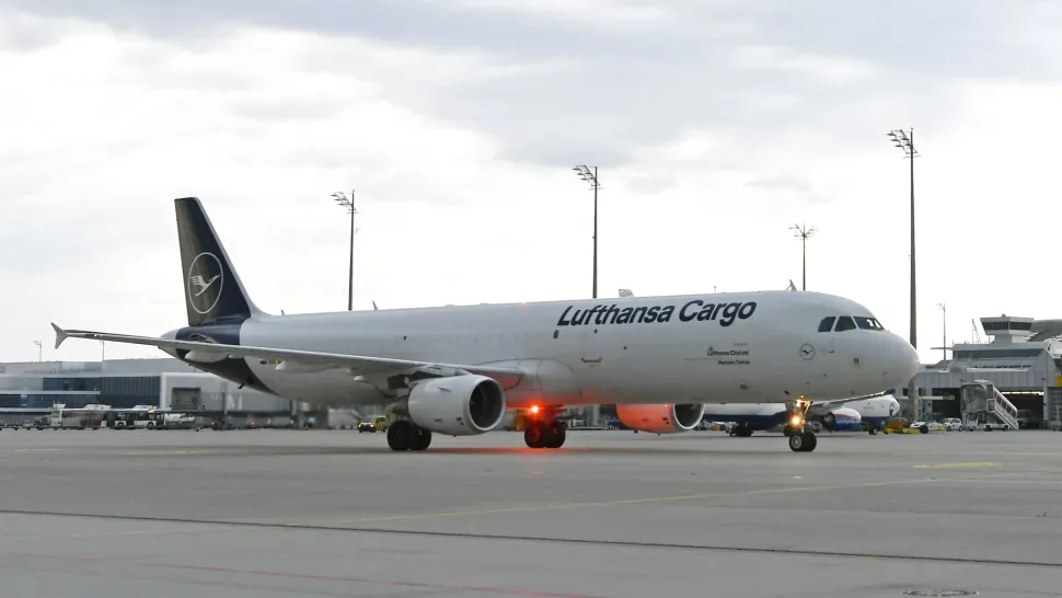 Frankfurt Havalimanı’nda park hâlindeki Lufthansa Cargo Airbus A321 kargo uçakları