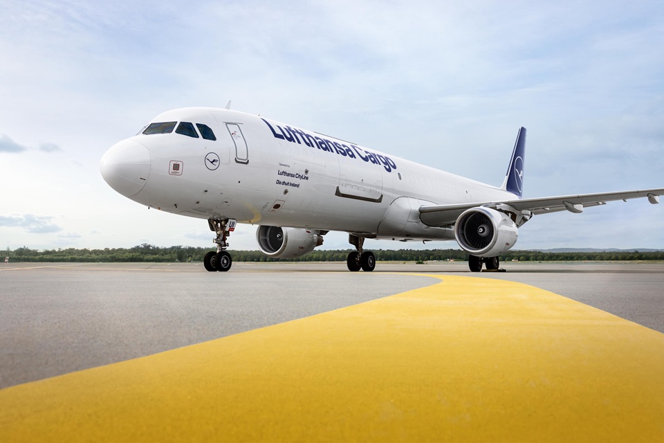 Frankfurt Havalimanı’nda park hâlindeki Lufthansa Cargo Airbus A321 kargo uçakları