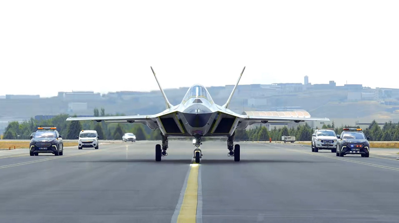 TUSAŞ tarafından geliştirilen KAAN P1 prototipi yavaş taksi testi sırasında pistte