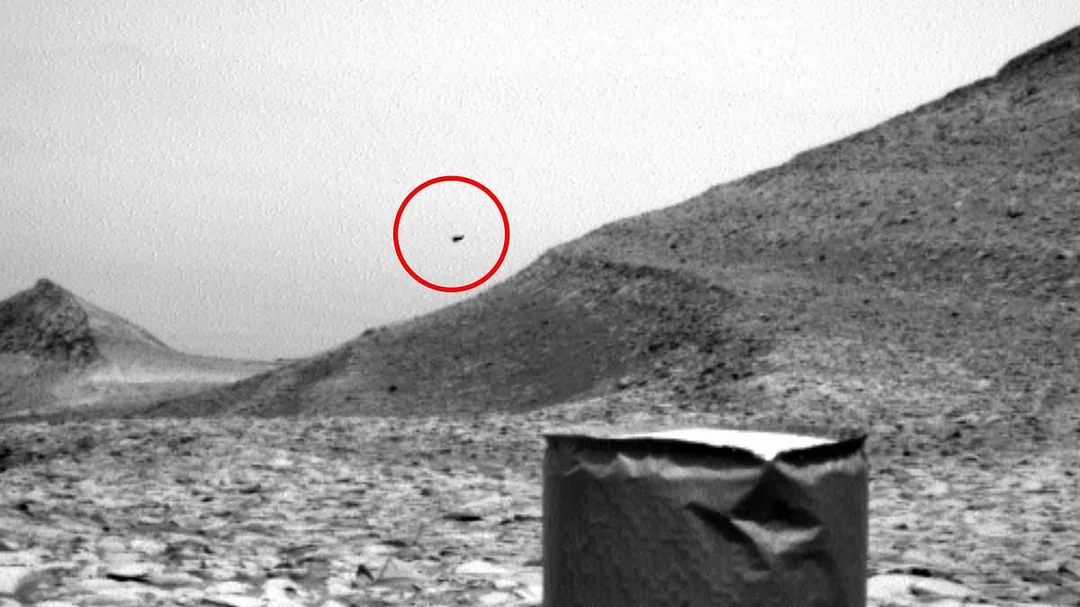NASA Curiosity aracının Mars’ta çektiği ve UFO iddialarına neden olan gizemli siyah cisim