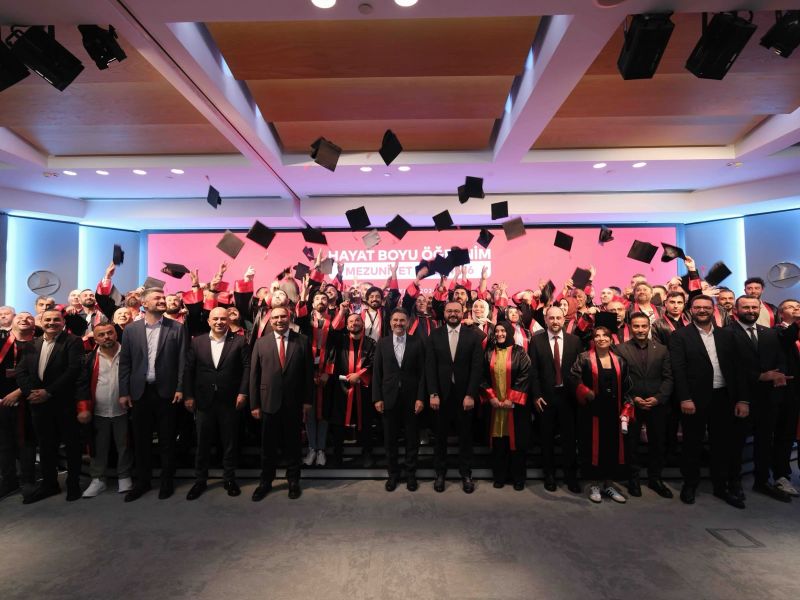 THY Destek Hizmetleri Lise Diploma Telafi Programı mezuniyet töreninde diploma alan çalışanlar