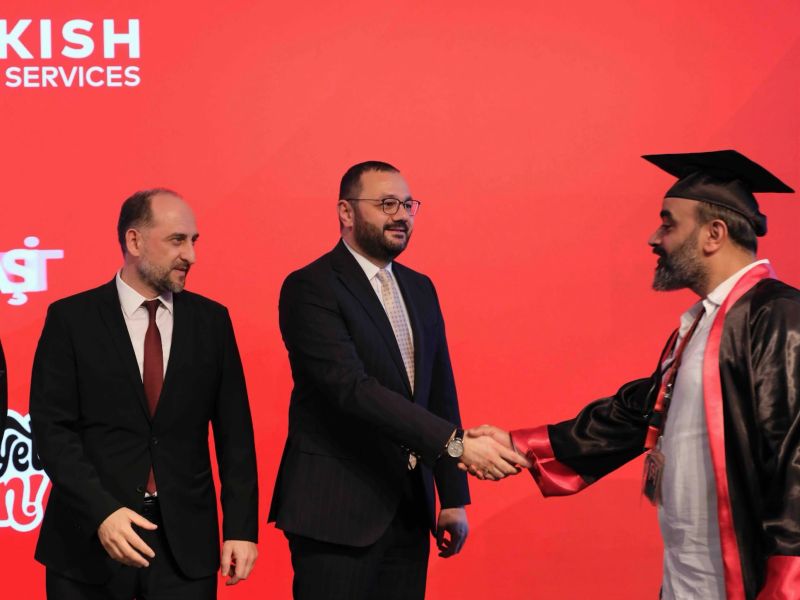 THY Destek Hizmetleri Lise Diploma Telafi Programı mezuniyet töreninde diploma alan çalışanlar