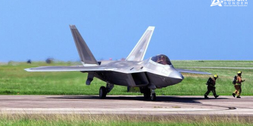 ABD’nin F-22 Raptor’u Japonya’da acil iniş yaptı: Pist kapatıldı