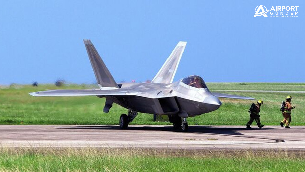 ABD’nin-F-22-Raptor’u-Japonya’da-acil-iniş-yaptı-Pist-kapatıldı
