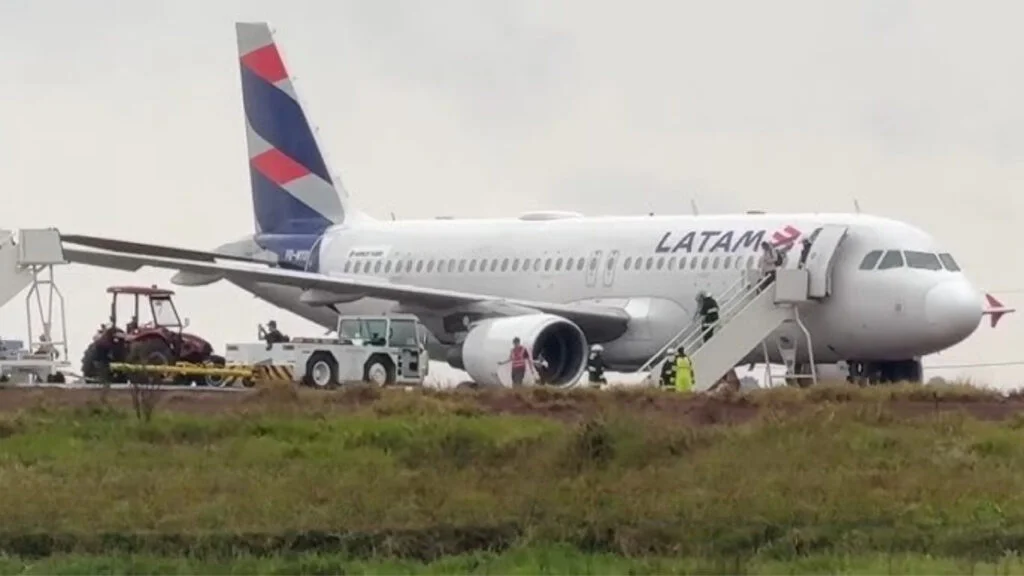 LATAM Airbus A320 Cascavel Havalimanı’nda pistten çıktıktan sonra çamurlu zeminde