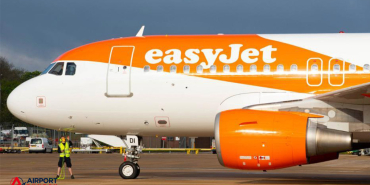 Polis easyJet uçağına girdi, yolcular alkışladı