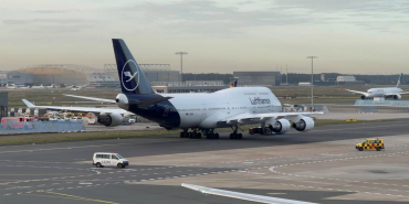 a-lufthansa-boeing-747-400-taxiing
