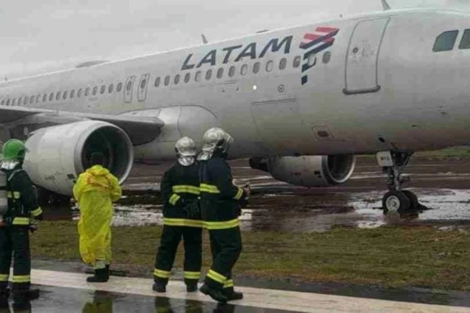 LATAM Airbus A320 Cascavel Havalimanı’nda pistten çıktıktan sonra çamurlu zeminde