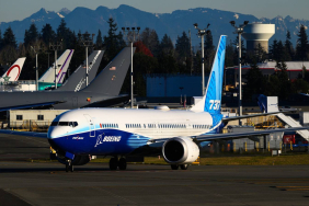 boeing-737-max-10-at-everett-ian-dewar-photography-mountains-in-background-2