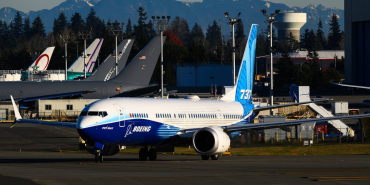 boeing-737-max-10-at-everett-ian-dewar-photography-mountains-in-background-2