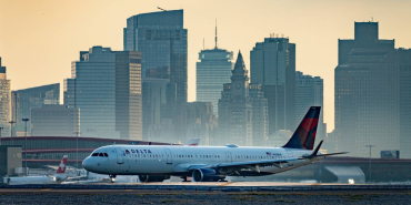 Boston Logan’da jet yakıtı krizi uçuşları aksattı 1 Delta Air Lines delta-air-lines-aircraft-with-boston-cityline-billlinphotos