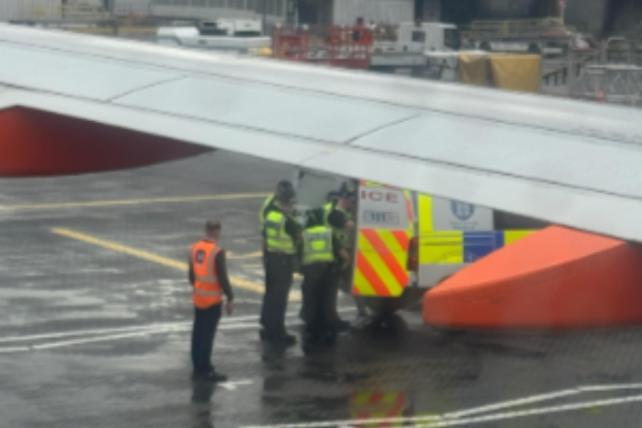 Polis easyJet uçağına girdi, yolcular alkışladı