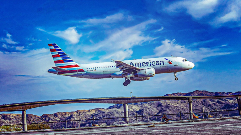 077-american-airlines-airbus-a320-robin-guess-_-shutterstock