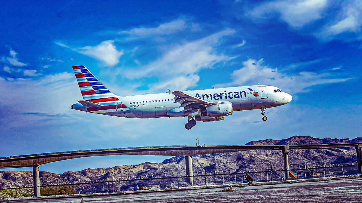 077-american-airlines-airbus-a320-robin-guess-_-shutterstock