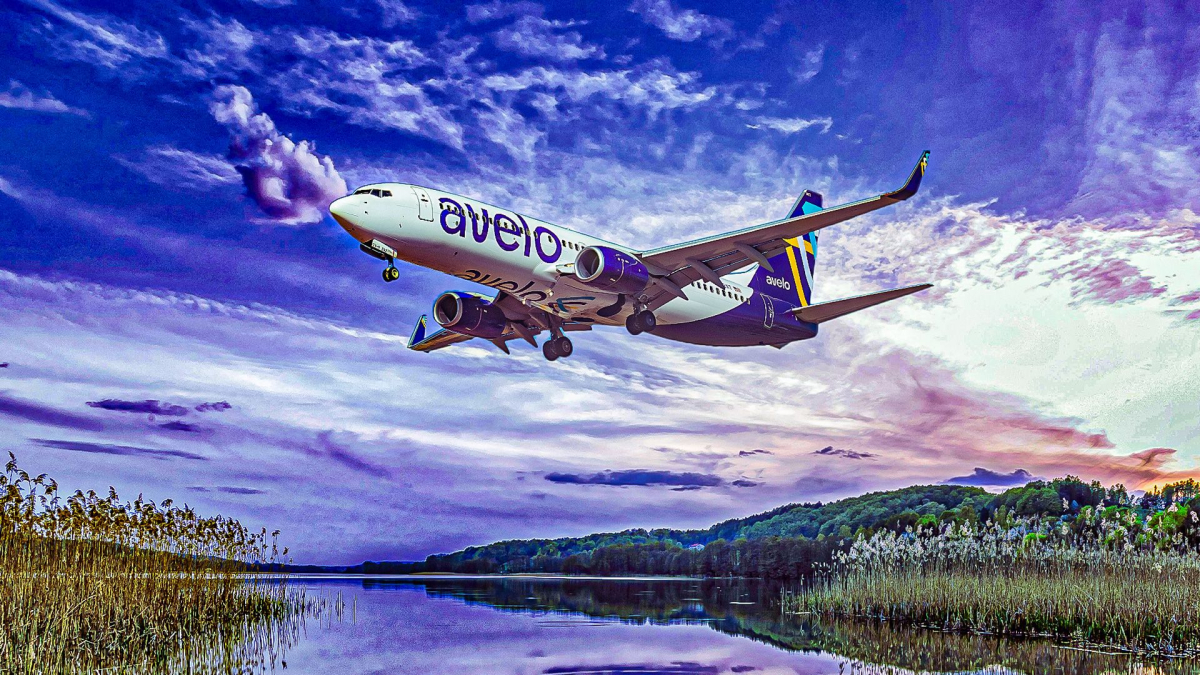 095-avelo-airlines-boeing-737-800-robin-guess-_-shutterstock