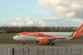 Edinburgh Havalimanı’nda Yolculara Ücretsiz Otopark İmkânı 13 Yabancı Havayolları United Airlines 0_easyjet-plane-is-ready-to-take-off-at-edinburgh-airport-runway-in-scotland-england-UK