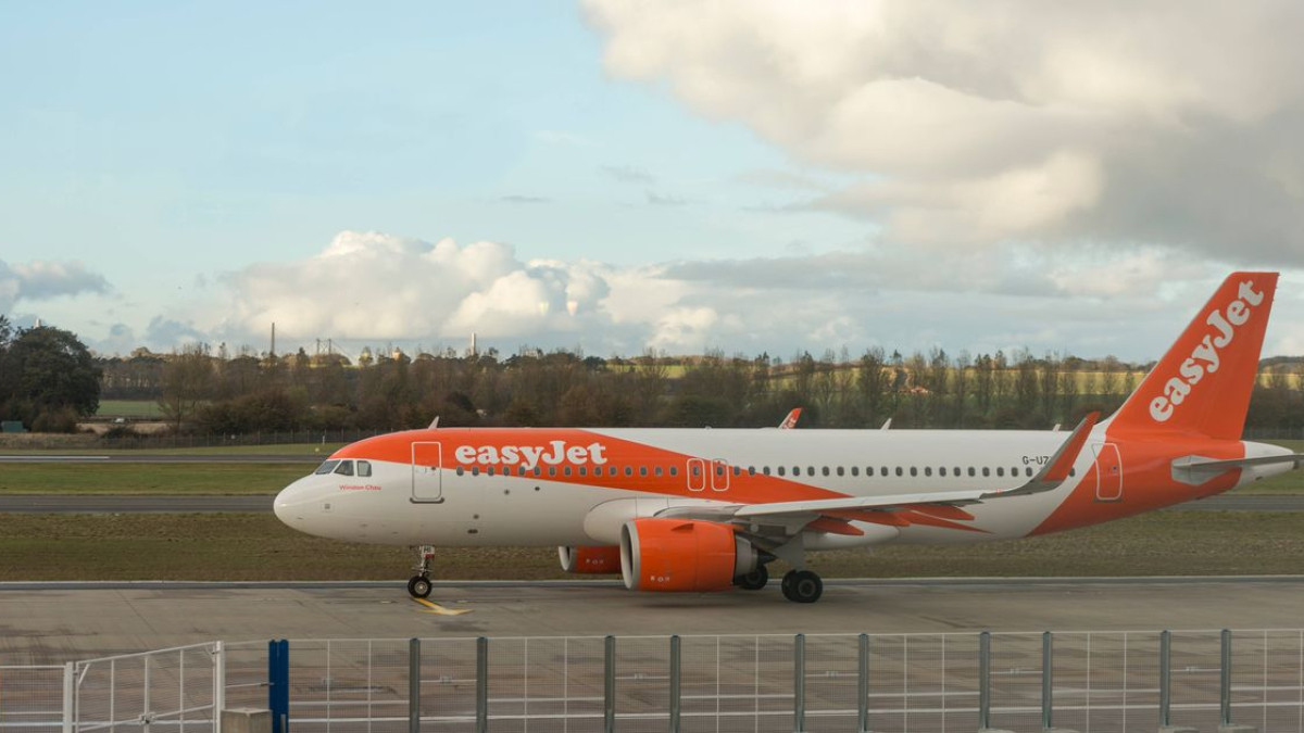 0_easyjet-plane-is-ready-to-take-off-at-edinburgh-airport-runway-in-scotland-england-UK
