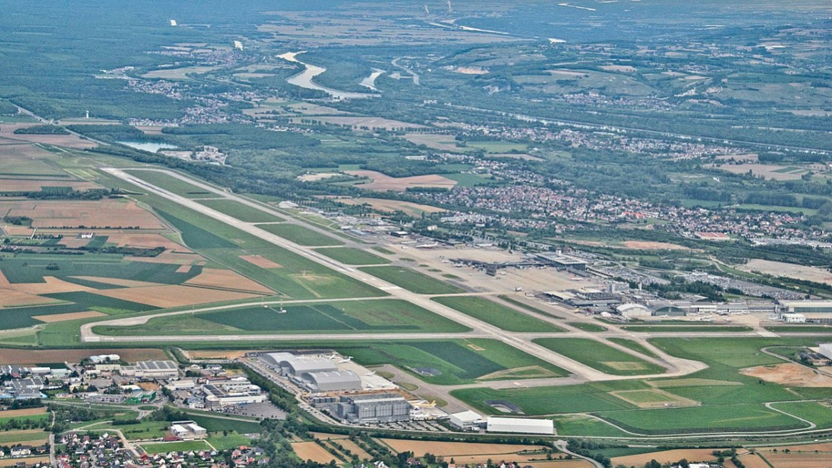 1280px-Euroairport_from_the_air_7262130986