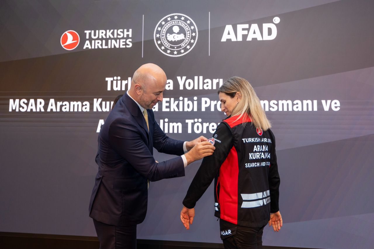THY’nin 72 kişilik arama kurtarma ekibi AFAD akreditasyonunu tamamladı 1 Havayolları THY THY’nin 72 kişilik arama kurtarma ekibine İstanbul’daki törenle arma teslim edildi