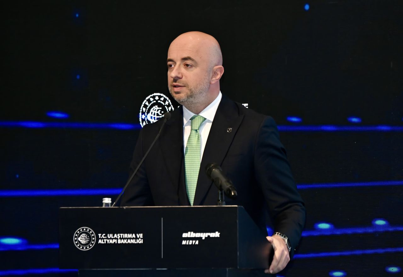 THY'nin hedefi: İlk 100'e giren ilk Türk markası olmak 2 Havayolları THY THY Genel Müdürü Ahmet Olmuştur'un Ulaşım ve Altyapıda Türkiye Yüzyılı Zirvesi'nde gerçekleştirdiği sunum.
