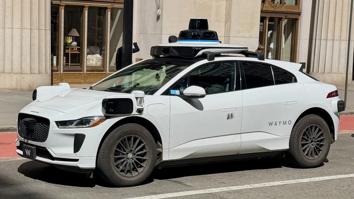 1792608277905-d5zr1i-waymo