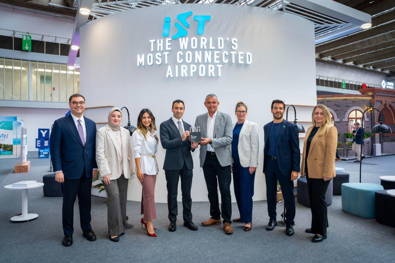 İstanbul Havalimanı Dünya Liderliğini İngilizlerden Aldı! 2 Havalimanları İstanbul Havalimanı İGA İstanbul Havalimanı Havacılık Geliştirme Direktörü Fırat Ocak'ın Routes World 2026 etkinliğinde OAG Megahubs Ödülü'nü alması.