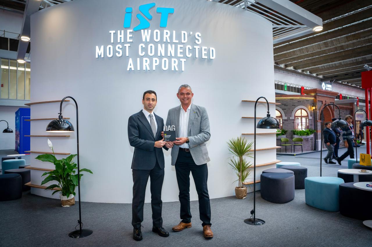 İstanbul Havalimanı Dünya Liderliğini İngilizlerden Aldı! 1 Havalimanları İstanbul Havalimanı İGA İstanbul Havalimanı Havacılık Geliştirme Direktörü Fırat Ocak'ın Routes World 2026 etkinliğinde OAG Megahubs Ödülü'nü alması.
