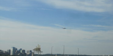 1920px-American_Airlines_A320_landing_at_DCA-1