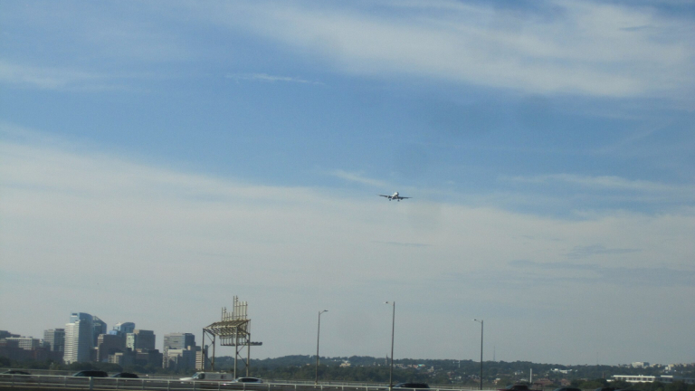 1920px-American_Airlines_A320_landing_at_DCA-1