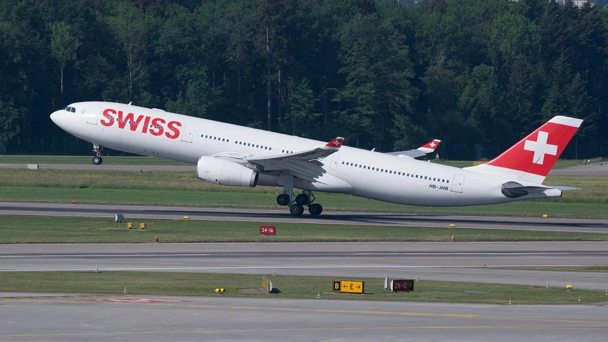 1920px-SWISS_Airbus_A330-300_HB-JHB_42346412521