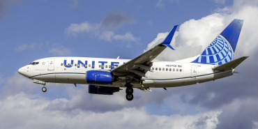 1920px-United_Boeing_737-700_N23708_BWI_MD1-2