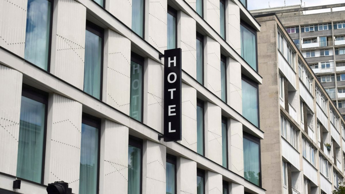 Viyana otelleri konaklama vergisi artışının durmasını istiyor 8 Havayolları havalimanı 1_Hotel-Mauer-Schrift