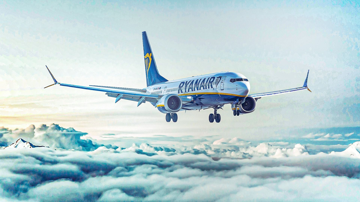 230-ryanair-boeing-737-max-8-kamilpetran-_-shutterstock
