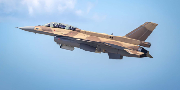 Fas renklerine boyanmış çift kişilik F-16V Block 72 savaş uçağı