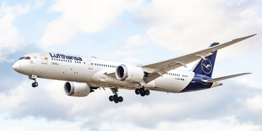 4_Lufthansa-Boeing-787-jet-airplane-landing