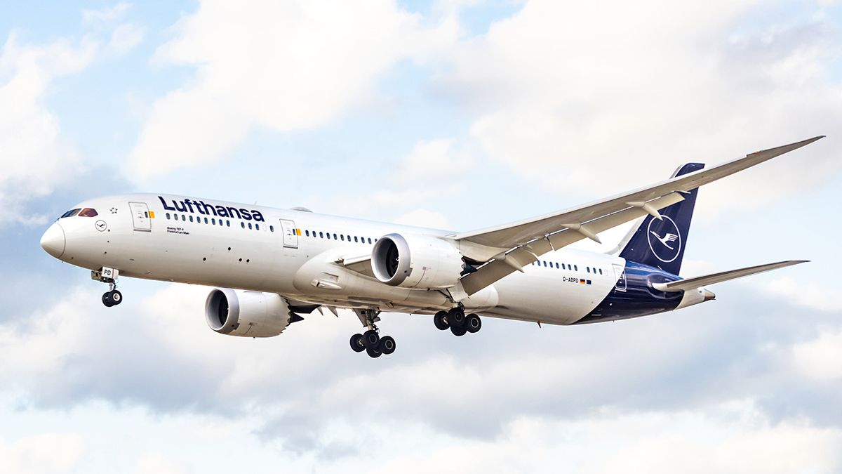 4_Lufthansa-Boeing-787-jet-airplane-landing