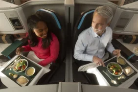 Alaska ve Hawaiian’dan premium uçuş menülerine yenilik 15 DHMİ Alaska-and-Hawaiian-Airlines-refresh-premium-menus-and-wine-selections-1024x577-1