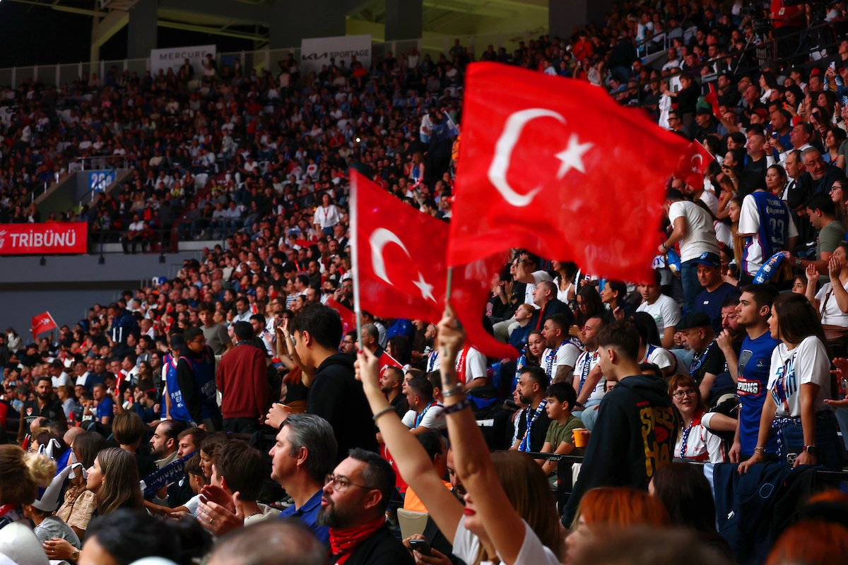 Corendon ve Anadolu Efes'ten Büyük Başarı! Altın Pusula Geldi 3 Corendon Hava Yolları Haberleri Corendon Corendon ve Anadolu Efes iş birliğiyle Antalya'da düzenlenen EuroLeague maç deneyimi projesinin Altın Pusula Ödülü başarısı.