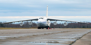 Seshcha Hava Üssü’ndeki An-124 ve İl-76 nakliye uçakları