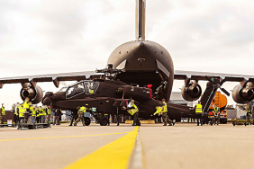 Hollanda Apache filosunda modernizasyon sona yaklaşıyor 13 Havacılık Haberleri TEI Apache-AH-64E-wird-aus-C-17-emtladen_Defensie