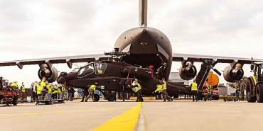 Apache-AH-64E-wird-aus-C-17-emtladen_Defensie