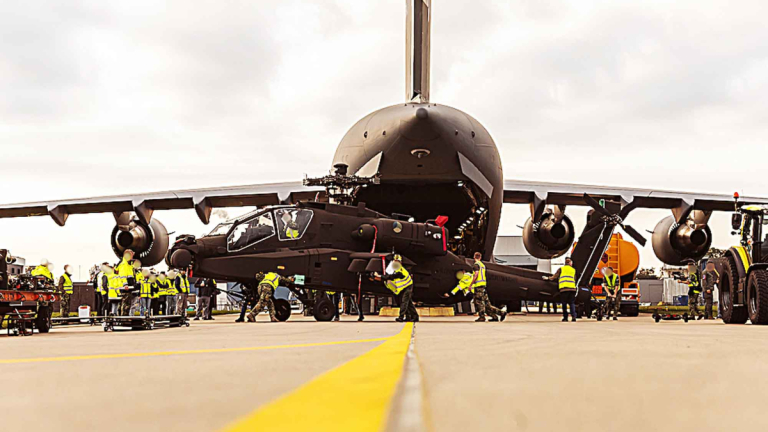Apache-AH-64E-wird-aus-C-17-emtladen_Defensie