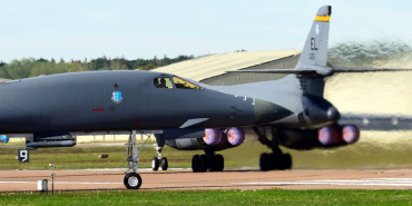 RAF Fairford’dan ayrılan B-1B Lancer bombardıman uçakları