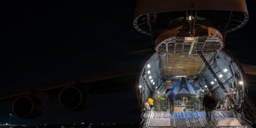 F-117A The Overachiever uçağının C-5M Super Galaxy kargo bölümüne yüklenmesi