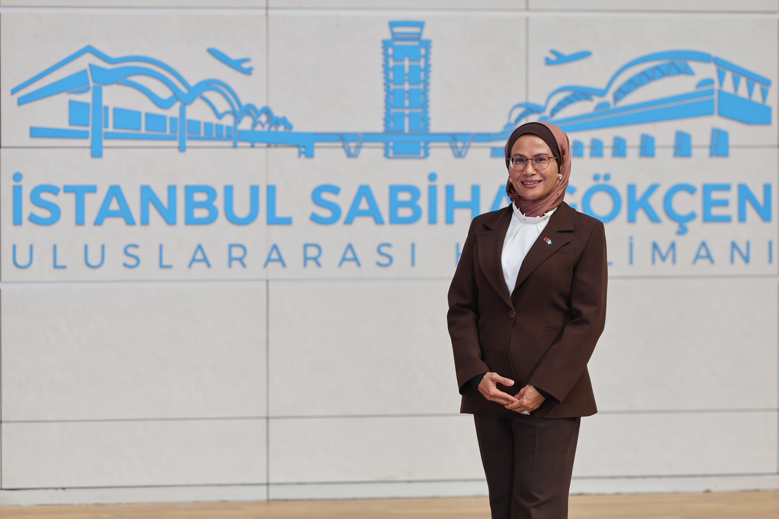 Sabiha Gökçen’e GIGI Awards 2026’dan gümüş ödül 5 Havalimanları Sabiha Gökçen Sabiha Gökçen Havalimanı'nın GIGI Awards 2026'da ödül kazanan sıfır atık projesindeki plastik atıklarla dolu şeffaf valizler.