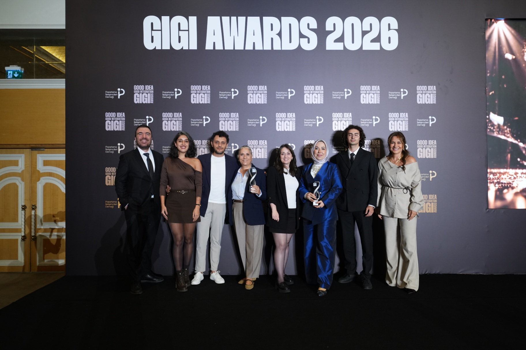 Sabiha Gökçen’e GIGI Awards 2026’dan gümüş ödül 2 Havalimanları Sabiha Gökçen Sabiha Gökçen Havalimanı'nın GIGI Awards 2026'da ödül kazanan sıfır atık projesindeki plastik atıklarla dolu şeffaf valizler.