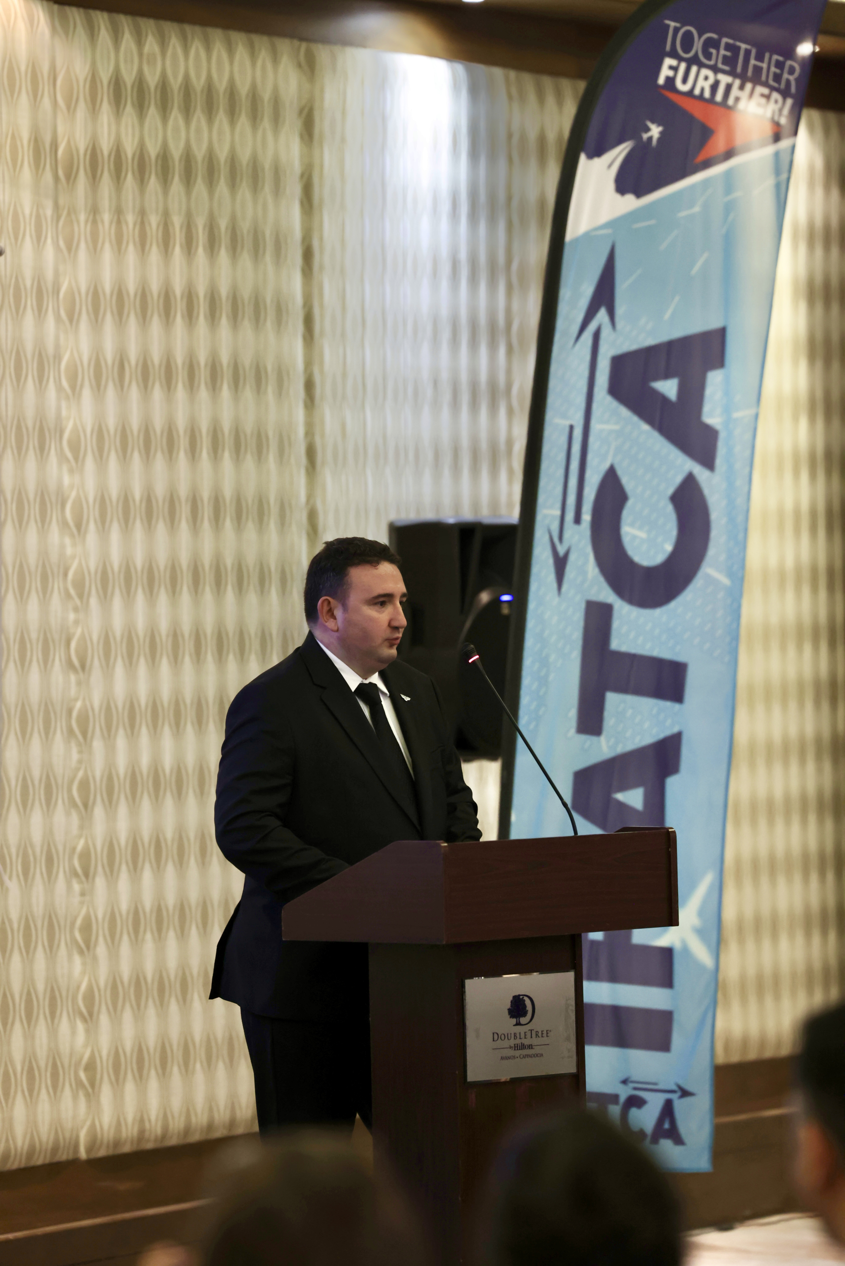 TATCA ev sahipliğinde Kapadokya'da düzenlenen IFATCA ERM 2026 Avrupa Bölgesel Toplantısı'na katılan hava trafik kontrolörleri ve havacılık temsilcileri