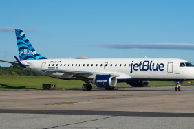 JetBlue-Embraer-E190-N323JB-at-Westchester