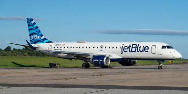 JetBlue-Embraer-E190-N323JB-at-Westchester