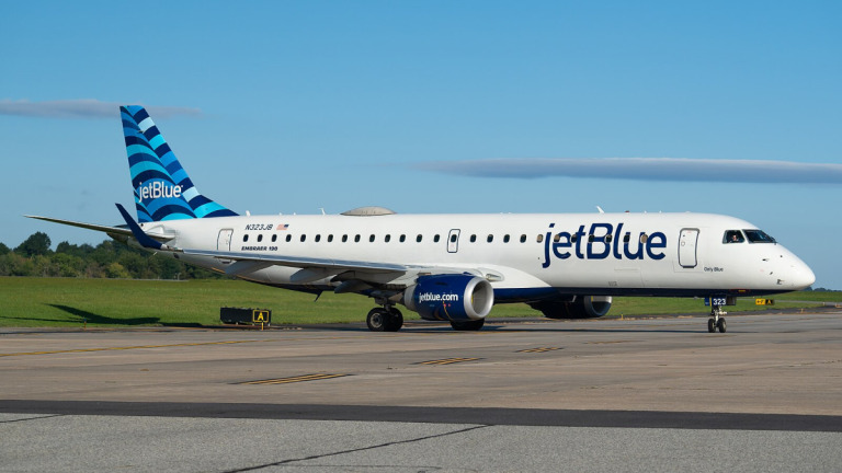 JetBlue-Embraer-E190-N323JB-at-Westchester